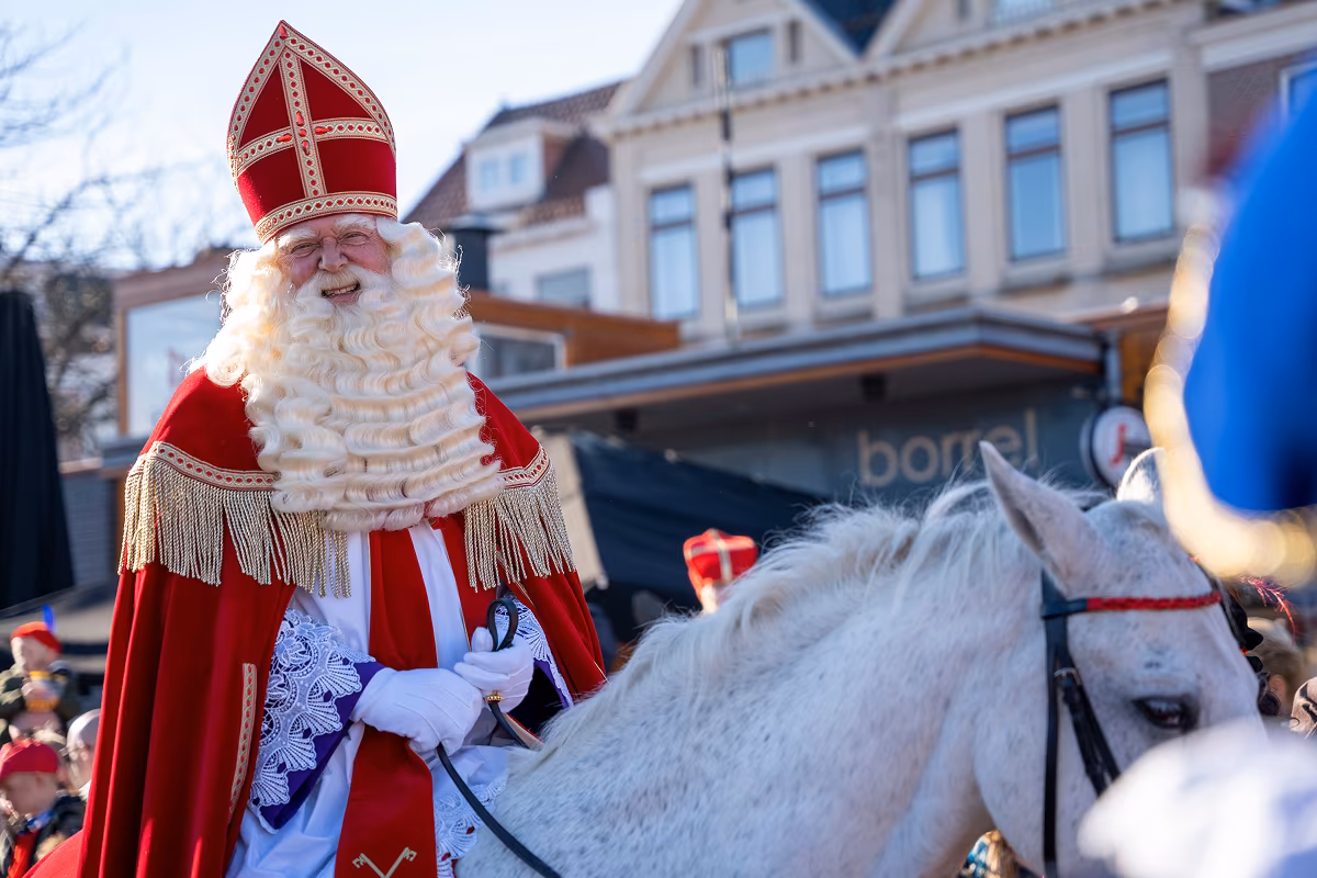 Intocht van Sinterklaas in Leiden Sinterklaas te paard tijdens de intocht in Leiden