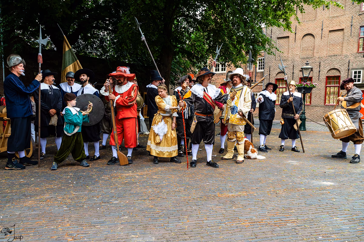 Historische optocht tijdens de Leidse Rembrandt Dagen Acteurs en figuranten in 17e-eeuwse kleding tijdens de Leidse Rembrandt Dagen